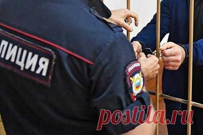 Россиянина осудили на 16 лет за домогательства к восьмилетней падчерице. В Магадане суд приговорил 44-летнего местного жителя к 16 годам лишения свободы за домогательства к восьмилетней падчерице. С 2018 по 2019 год фигурант проживал с сожительницей и ее маленькой дочерью в Магадане, а затем в Крыму. Когда он оставался наедине с девочкой, то приставал к ней.