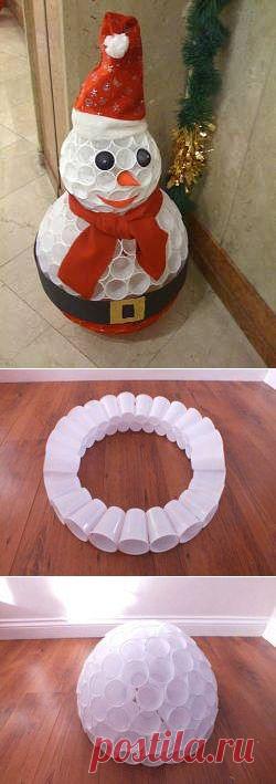 СНЕГОВИК - ПЛАСТ/СТАКАН !Радуй детей и гостей чем-то необычным! Затраты min, немного времени -позитивное настроение гарантированно!  *Нужно: стаканчик 300шт, чёр/оранж пластилин, клей или степлер, скрепки 1уп, декор.