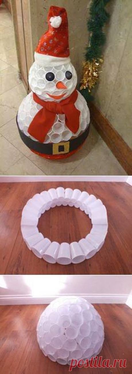 СНЕГОВИК - ПЛАСТ/СТАКАН !Радуй детей и гостей чем-то необычным! Затраты min, немного времени -позитивное настроение гарантированно! *Нужно: стаканчик 300шт, чёр/оранж пластилин, клей или степлер, скрепки 1уп, декор.