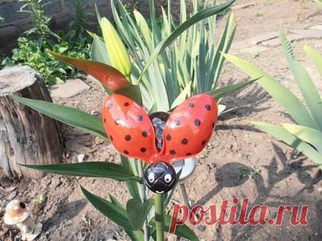 Божья коровка из пластиковых ложек.