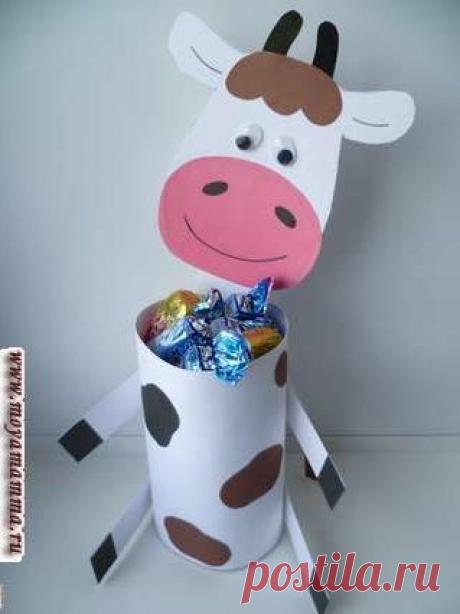 Поделка Корова из картона и цветной бумаги для детей пошагово Поделка Корова своими руками из картона. Изготовление коровы из цветной бумаги и картона с описанием и пошаговыми фотографиями.