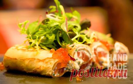 Блины с лососем и сыром Филадельфия