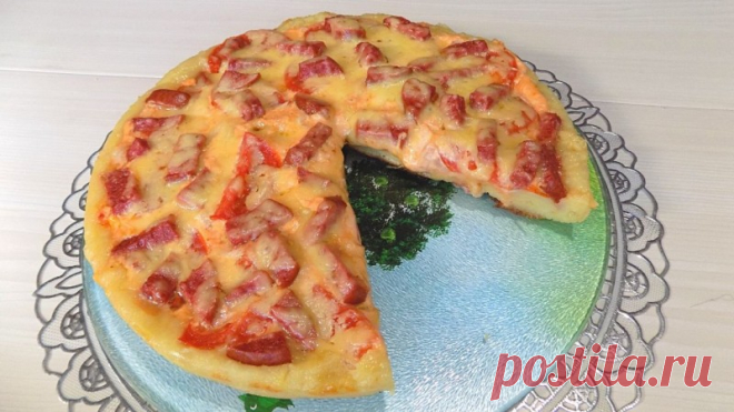 Пицца приготовленная на сковороде (2 пиццы) Продукты для теста на 2 пиццы:Куриные яйца - 4 штукиКефир (2,5 % жирности) 1 стакан (250 мл.)Пшеничная мука - 18 ст. ложекСоль - одна щепоткаДля начинки я возьму:Колбаса полукопченая примерно 200 гр.Сыр твердых сортовЛук репчатый - 1 штукаСвежий помидор - 1 штукаМалосольный огурец - 1...