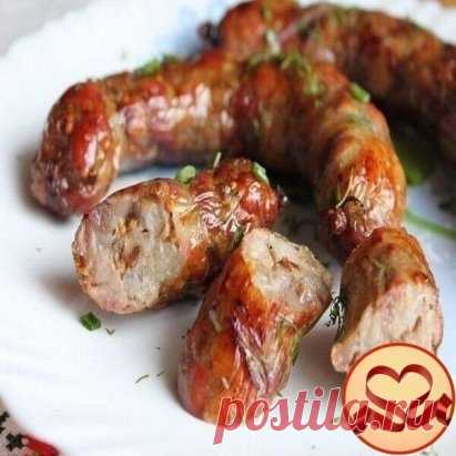 ДОМАШНЯЯ КОЛБАСА В ФОЛЬГЕ
Свиная вырезка – 1 кг
Куриное филе – 700-800 г
Сало – 200 г
Яйца – 3-4 шт.
Чеснок – 6 зубчиков
Крахмал – 3-4 ст. л.
Соль – 1,5 ч. л.
Перец чёрный горошек – по вкусу
Перец душистый горошек – по вкусу
Смесь специй и пряностей – по желанию (но не обязательно).
Фольга пищевая (плёнка).
Мясо и сало нарежьте мелкими кубиками.
Взбейте яйца, добавьте к ним соль, перец (горошины перца перед использованием растолките), чеснок мелко нарезанный или пропущенный через пр