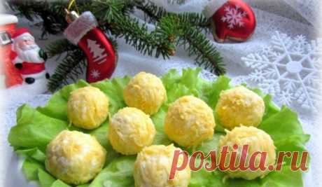 Сырная закуска Снежки рецепт за (15) минут Сырная закуска Снежки - вкусная закуска для новогоднего меню в Новый год! Закуска готовится просто и быстро, буквально за 15 минут.