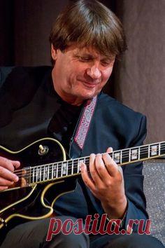 Эстрадное отделение в лицах (Магнитогорская консерватория). Играет Константин Корчагин (гитара). Джазовый оркестр Магнитогорской консерватории под руководством Романа Хатипова (записи 1998 г.) Фильм Владимира Сидорова /2017 г./