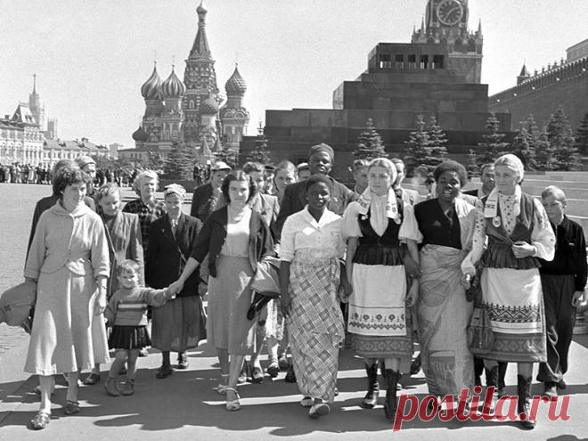 Летом 1957 года москвичи испытали настоящий культурный шок. Живущая за «железным занавесом» столичная молодежь получила возможность беспрепятственно общаться со своими зарубежными сверстниками. Московский фестиваль посетили более 34 тысяч иностранцев из 130 стран мира. Иностранцы привезли невиданные для СССР танцы, книги, одежду и музыку. Событие стало вехой в истории СССР и имел далеко идущие последствия: