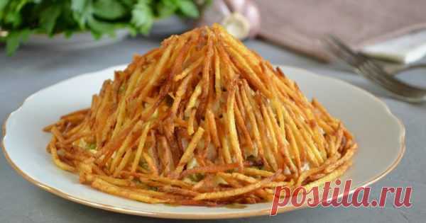 Как приготовить картофельный салат с кукурузой В праздник всегда хочется порадовать близких чем-нибудь вкусным и необычным. Неплохо ведь разбавить привычные, хоть и любимые блюда чем-то интересным. Например, можно порадовать всех новым салатом. И сегодня у нас есть для тебя рецепт, который