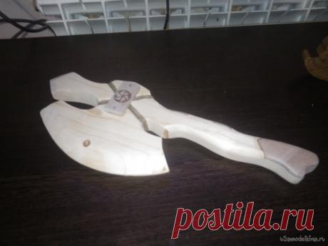 Секира для детского сада из дерева Здравствуйте уважаемые самоделкины и любители что-нибудь смастерить своими руками. В данной статье представляю вашему вниманию мастер-класс о том, как самостоятельно изготовить топор, секиру в данном случае, для ребенка. Эти изделия мне необходимо было изготовить по просьбе воспитательницы в