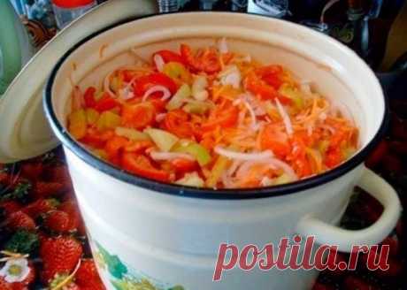 Салат на зиму "Остряк". - ВКУСНОТИЩА НЕОБЫКНОВЕННАЯ!!! 
ОБЯЗАТЕЛЬНО сохраняйте СЕБЕ такое СОКРОВИЩЕ 
Болгарский перец – 1 кг., 
+ зрелые помидоры – 3 кг., 
+ репчатый лук – 1 кг., 
+ морковь – 1 кг., 
+ сахар – 6 ст. ложек с горкой, 
+ растительное масло – 300 гр., 
+ уксус 6% – 6 ст. ложек, 
+ соль – 6 ст. ложек без горки. 
Рецепт приготовления салата на зиму "Остряк": 
Овощи хорошо промыть и обсушить. 
Помидоры нарезать ломтиками, лук – полукольцами. 
Сладкий перец и морковь нарезать соломк