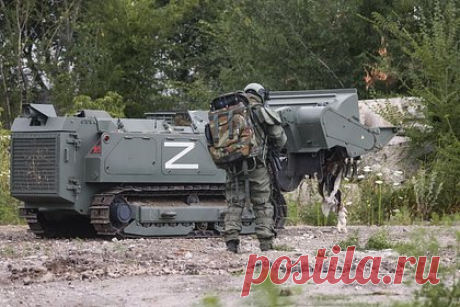 Роботов «Уран-6» применили в Авдеевке. Российские военные саперы применили робототехнические комплексы «Уран-6» при разминировании Авдеевки, сообщили в Минобороны России. Робот-сапер предназначен для площадного разминирования территорий. Ежедневно на территории Авдеевки обезвреживают сотни взрывоопасных предметов.