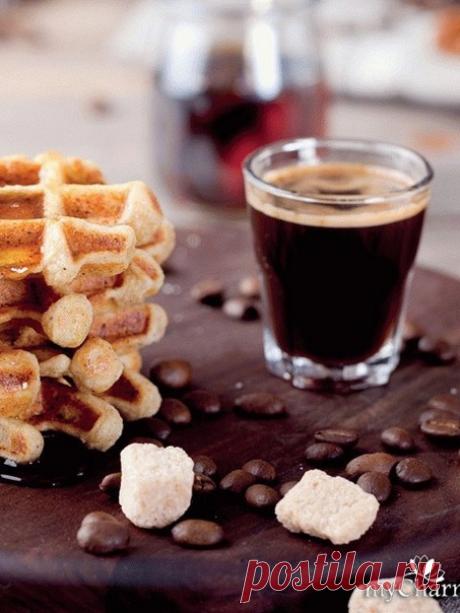 Если можно, то мне эспрессо,
новостей и немного денег,
путешествовать, меньше стресса,
больше нежности, без истерик.
Шоколадку, добрее утро,
вдохновения и улыбок...
если можно, давайте утку
запеченную или рыбу.
Дольше — молодость, позже — старость,
двух детей, или дальше — внуков..
и здоровья бы — вот подарок,
к черту — грыжу и близорукость.
а ещё бы — побыть успешным,
и портрет хочу (лучше — в профиль)...
ой, простите меня, конечно,
замечтался...
мне — черный кофе.