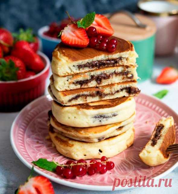 Пышные оладьи на завтрак с Nutella внутри.