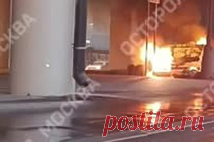 В Москве очевидцы сняли на видео полыхающий под мостом фургон