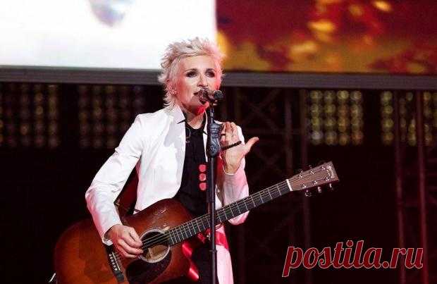 Атмосферное выступление Дианы Арбениной: живой звук и реалистичный дождь