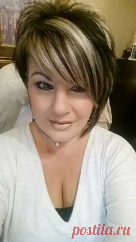Cut and color this afternoon....lighting is off in this pic, I'm not brassy.  Gonna amp up the grey!