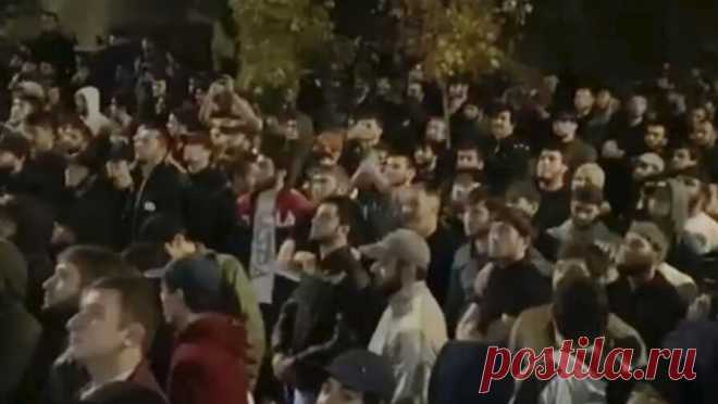 Очевидец рассказал, как громили отель в Хасавюрте из-за слухов о еврейских беженцах. Жители города Хасавюрт, собравшиеся вечером 28 октября у отеля "Фламинго" с требованием выселить оттуда евреев, разбили окна камнями. Об этом "Газете.Ru" рассказал очевидец инцидента. По его словам, среди собравшихся ...