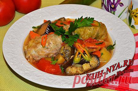 Необычные голубцы с мясным фаршем и рисом, тушеные с овощами.