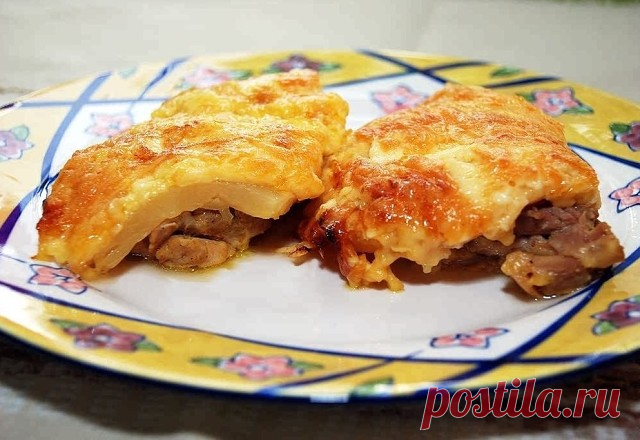Куриные бедра с ананасом — аппетитный сытный ужин 

Ингредиенты:

Куриные бедра — 8 шт.
Твердый сыр — 250 г
Домашний майонез — 4–5 ст. л.
Ананас консервированный кружочками — 8 шт.
Соль — по вкусу
Черный перец — по вкусу
Карри — по вкусу

Приготовление:

1. С бедер удаляем кожу и вырезаем косточку. Филе из бедра режем пополам. Слегка солим, посыпаем специями и, добавив столовую ложку жирного домашнего майонеза, ставим на час в холодильник.
2. Трем на мелкую терку сыр
3. От...