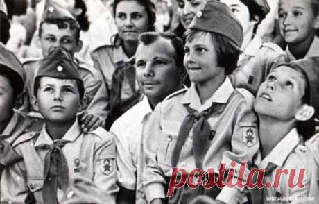 В пустой кувшин юной головы знания наливают окружающие взрослые. И это их забота и ответственность сделать так, что бы вода не расплескалась по дороге...
Отчего я хранитель непрерывности? Оттого, что когда я сидел на колеях отца он пел мне &quot;Врагу не сдается наш гордый Варяг, упал сердце больше не билось&quot;. А первый фильм, который я увидел в телевизоре был про Петьку и Анку-пулеметчицу. Меня и сейчас разбуди среди ночи, я сразу скажу в какой реке утонул Чапаев...