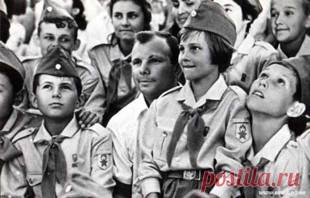 В пустой кувшин юной головы знания наливают окружающие взрослые. И это их забота и ответственность сделать так, что бы вода не расплескалась по дороге...
Отчего я хранитель непрерывности? Оттого, что когда я сидел на колеях отца он пел мне "Врагу не сдается наш гордый Варяг, упал сердце больше не билось". А первый фильм, который я увидел в телевизоре был про Петьку и Анку-пулеметчицу. Меня и сейчас разбуди среди ночи, я сразу скажу в какой реке утонул Чапаев...