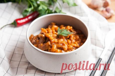 Говядина с фасолью в томатном соусе