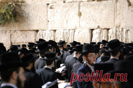 Мудрая еврейская притча о том, каков на самом деле человек 
Один еврей пришёл к ребе и спросил:
— Ребе, вот я не понимаю: почему бедняки так добры и всегда готовы помочь в меру своих сил? А богачи не замечают просьб о помощи и не видят никого вокруг. Неужто и…