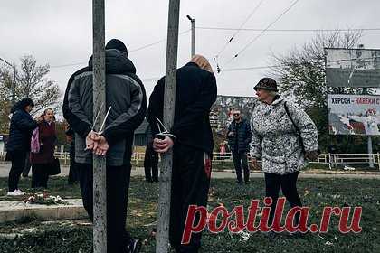 Захарова прокомментировала фото с привязанными к столбам людьми в Херсоне. Официальный представитель МИД России Мария Захарова прокомментировала фотографии с людьми, привязанными к столбам в Херсоне, назвав происходящее на фото «чудовищным актом линчевания». 14 ноября в сети появились фотографии привязанных к фонарным столбам людей — так в Херсоне над ними расправились ВСУ.
