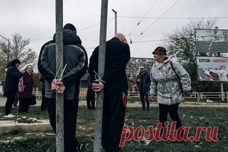 Захарова прокомментировала фото с привязанными к столбам людьми в Херсоне. Официальный представитель МИД России Мария Захарова прокомментировала фотографии с людьми, привязанными к столбам в Херсоне, назвав происходящее на фото «чудовищным актом линчевания». 14 ноября в сети появились фотографии привязанных к фонарным столбам людей — так в Херсоне над ними расправились ВСУ.