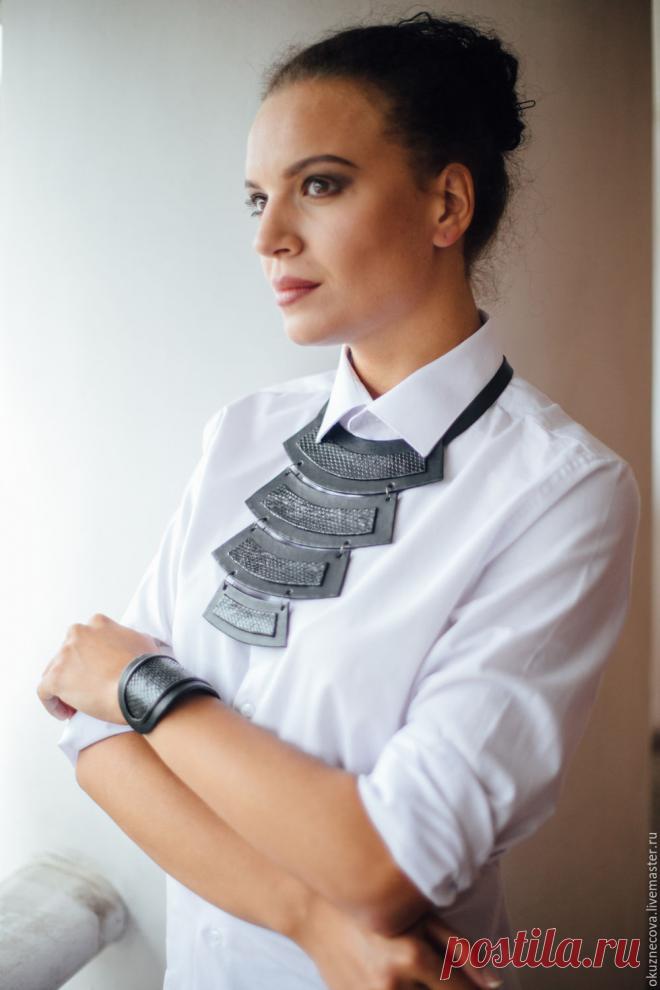 Колье из кожи Мей – заказать на Ярмарке Мастеров – A5VYFRU | Колье, Владимир Колье из кожи Мей в интернет-магазине на Ярмарке Мастеров. Колье из кожи Мей. Кожаное колье и браслет. 
 
Комплект украшений из качественной итальянской кожи в Китайской тематике.
Все размеры подбираются индивидуально. 

Комплект стоит 4250 руб.
Можно заказать по отдельности 
Колье 3000 руб. 
Браслет 1500 руб. 
Если приобретаете полный комплект...