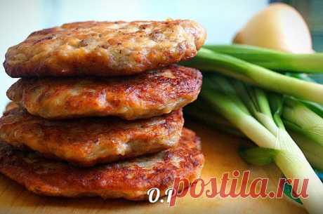 Оладьи из картофельного пюре с фаршем — обожаю простые и вкусные блюда 


Очень сытно!









Ингредиенты:
картофель — 300 грмука — 2 ст.л.куриный фарш — 200 грлук — 1 штяйцо — 1 штсоль и специи- по вкусурастительное масло- для жарки
Приготовление:
 
Очищаем картофель …