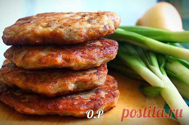 Оладьи из картофельного пюре с фаршем — обожаю простые и вкусные блюда 


Очень сытно!









Ингредиенты:
картофель — 300 грмука — 2 ст.л.куриный фарш — 200 грлук — 1 штяйцо — 1 штсоль и специи- по вкусурастительное масло- для жарки
Приготовление:
 
Очищаем картофель …