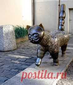 Памятник шагающему коту, город Клайпеда, Латвия.