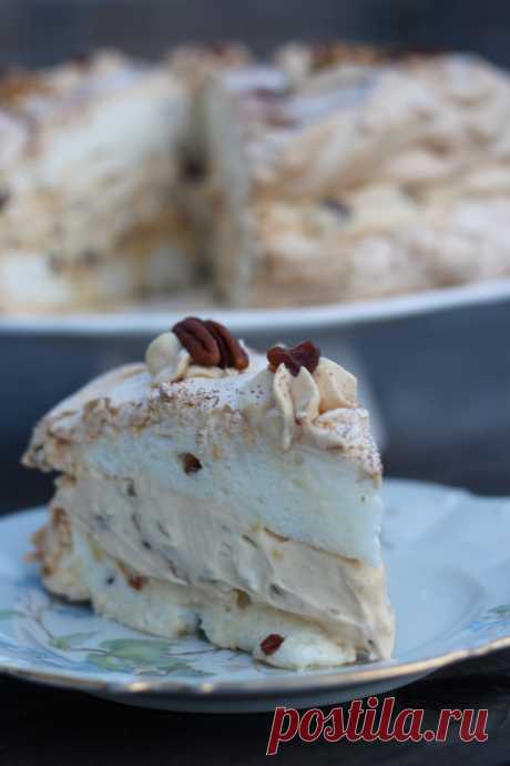 Dacquoise Baiser Torte mit Walnüssen und Datteln - Tasty Matter