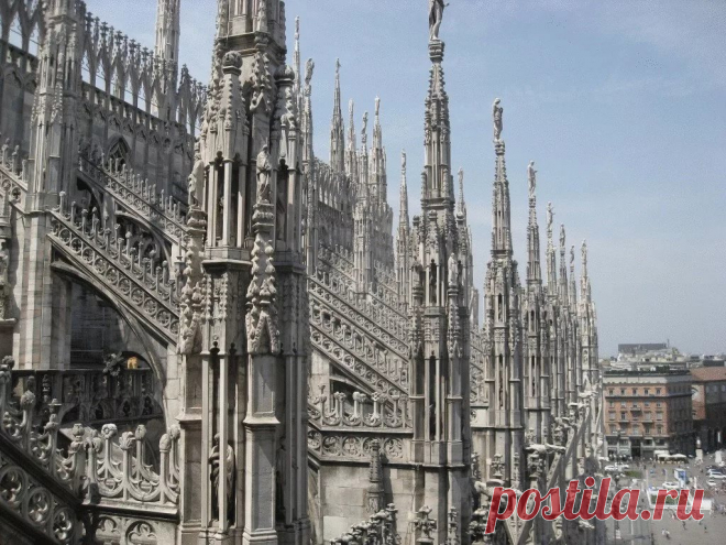 Общая длина храма составляет 158 метров, ширина поперечного нефа 92 м, высота шпиля 106,5 м. Собор может вместить до 40 000 человек. yandex.ru  
Милан собор Дуомо  /  Яндекс.Картинки: поиск похожих картинок