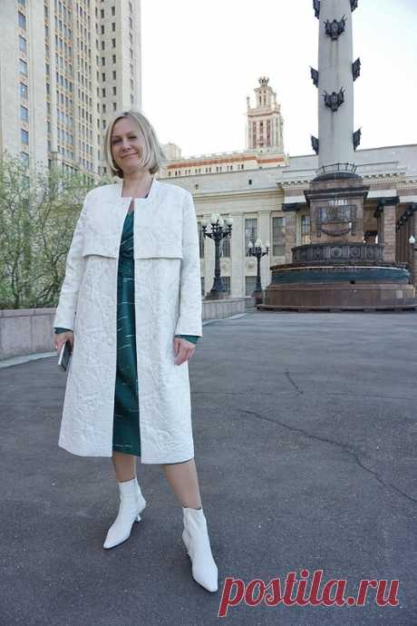 Публикация на фотофоруме: Пуританский тренч от Оксана Георгиевна
Burda 2/2021. Выкройка: 108

"Очень мне понравились линии кроя этой модели – такие четкие, минималистичные, прям китель Капитана Галактика. Покупать новую ткань не хотелось, поэтому в ход пошел хлопковый с полиэстером жаккард, давно купленный на курточку.

Всего ушло 2,1 м при ширине 180 см. Размер 38-42, решила взять на размер больше своего – пальто все-таки. В бедрах оказалось тесновато, расширяла за счет п...