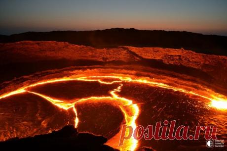 Лавовое озеро вулкана Эрта Але Расположенный во впадине Данакили в северо-восточной части Эфиопии вулкан Эрта Але является одним из самых сухих, самых низких и самых горячих мест на Земле. Температура здесь почти всегда превышает 45 градусов Цельсия и никогда не опускается ниже 30 градусов. Здесь практически не...