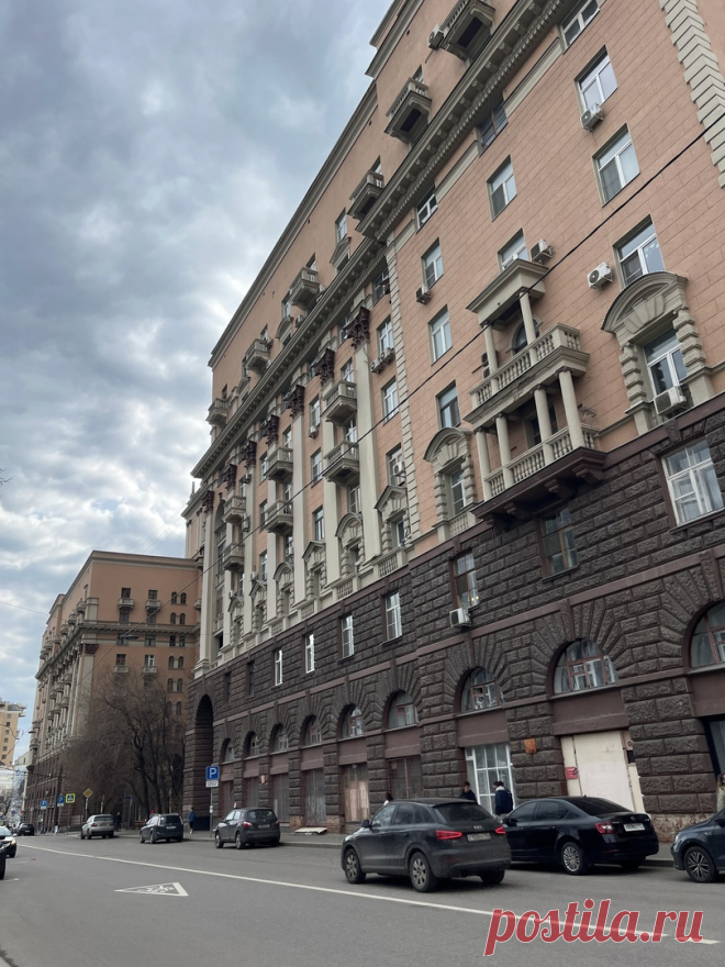 Роскошный дом сталинской эпохи на Гончарной улице. Этот дом должен был войти в ансамбль торжественного проспекта от центра Москвы в сторону метро Автозаводская