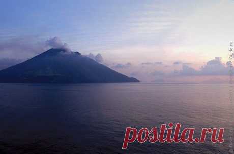 © Вулкан Стромболи (Stromboli), Италия. Вулканический остров Стромболи является частью Липарских островов расположенных у берегов Сицилии в Тирренском море. Последние несколько тысяч лет вулкан Стромболи извергается практически непрерывно.|Самые активные и опасные вулканы в мире | phototravelguide.ru
