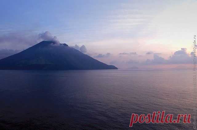 © Вулкан Стромболи (Stromboli), Италия. Вулканический остров Стромболи является частью Липарских островов расположенных у берегов Сицилии в Тирренском море. Последние несколько тысяч лет вулкан Стромболи извергается практически непрерывно.|Самые активные и опасные вулканы в мире | phototravelguide.ru