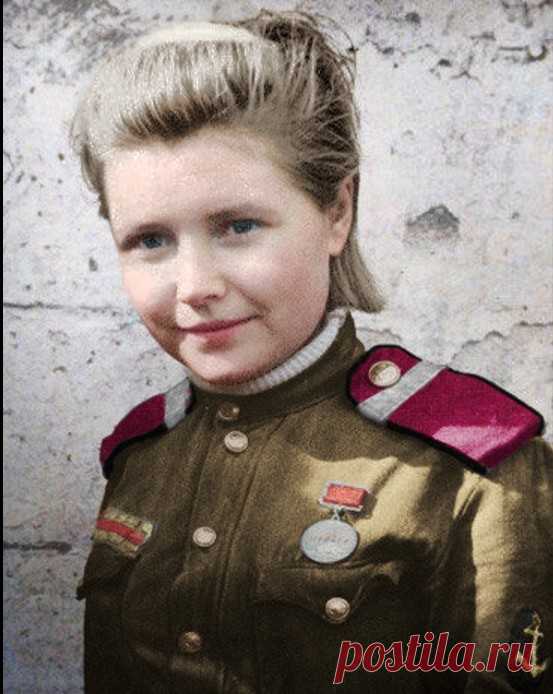 Говорят, что у войны не женское лицо. Но это не так. В годы Второй мировой в Красной армии служило много девушек. Девчата шли врукопашную с винтовкой наперевес, поднимали в небо боевые самолеты, смотрели на мир через прицел снайперской винтовки. Существовали даже части, целиком сформированные из женщин: 1-й отдельный женский запасной стрелковый полк, 1-я отдельная женская добровольческая стрелковая бригада общей численностью 7 тысяч человек. Врачами и медсестрами на фронте тоже были женщины