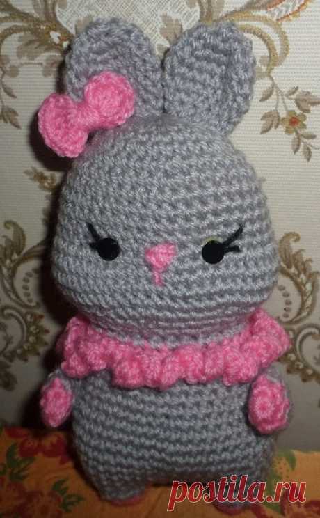 Зайчик - символ 2023года, связанный крючком.