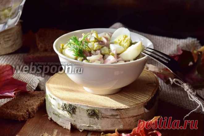 Салат с перепелиными яйцами, маринованными огурцами и ветчиной