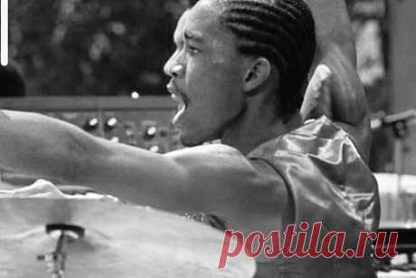 Умер барабанщик Earth, Wind and Fire. Бывший барабанщик американской группы Earth, Wind and Fire Фред Уайт умер в возрасте 68 лет. Об этом сообщил его брат и бас-гитарист группы Вердайн Уайт. «Сегодня наша семья опечалена в связи с потерей удивительного и талантливого члена семьи, нашего любимого брата Фредерика Юджина “Фредди” Уайта», — написал он.