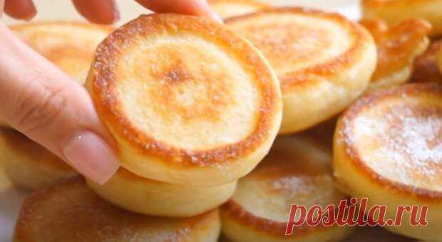Оладьи как пончики. Вкусные и пышные: завтрак за 15 минут - Скатерть-Самобранка - медиаплатформа МирТесен Один из самых простых и быстрых рецептов пышных и воздушных оладий, которые получаются такими большими, что больше походят на пончики. Очень советую вам попробовать сделать их, думаю, что всем понравится. Для приготовления вам потребуются такие ингредиенты: кефир теплый, 250 мл; яйцо, 1 шт; соль и