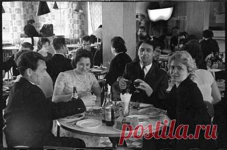 РЫБНЫЙ ДЕНЬ В СТОЛОВЫХ СОВЕТСКОГО СОЮЗА 
26 октября 1976 года ЦК КПСС издал повторное постановление о введении «рыбного дня».40 лет назад вышло постановление о введении в столовых, кафе и ресторанах «рыбного дня» по четвергам. Советские гра…