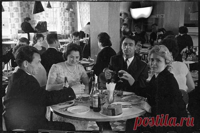РЫБНЫЙ ДЕНЬ В СТОЛОВЫХ СОВЕТСКОГО СОЮЗА 
26 октября 1976 года ЦК КПСС издал повторное постановление о введении «рыбного дня».40 лет назад вышло постановление о введении в столовых, кафе и ресторанах «рыбного дня» по четвергам. Советские гра…