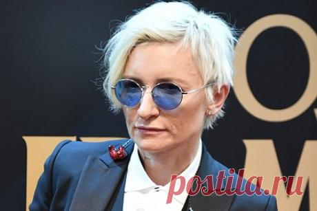 Арбенина вышла на связь после отмены концертов в шести городах. Лидер группы «Ночные снайперы» Диана Арбенина вышла на связь после отмены концертов в шести городах. Исполнительница опубликовала строки из песни коллектива «Гавань», заявив о том, что все будет хорошо. В аккаунте музыкальной группы сообщили о переносе концертов, а также добавили, что ценят поддержку поклонников.