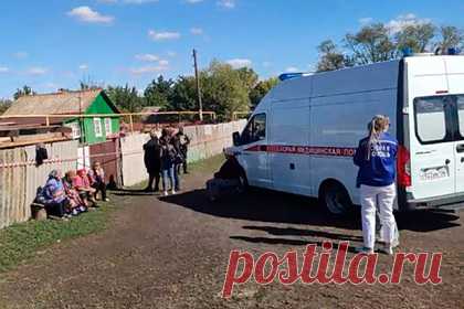 Заблокировано село с заминированным домом напавшего на отдел полиции в Лисках. Полицейские оцепили половину села Волчанское Воронежской области, где идут работы по обезвреживанию заминированного дома 54-летнего местного жителя, подозреваемого в нападении на отдел полиции в Лисках и тройном убийстве семьи фермеров. Силовики предполагают, что мужчина успел заминировать квартиру и в поселке Каменка.