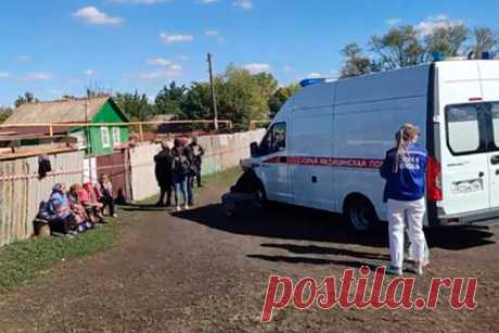 Заблокировано село с заминированным домом напавшего на отдел полиции в Лисках. Полицейские оцепили половину села Волчанское Воронежской области, где идут работы по обезвреживанию заминированного дома 54-летнего местного жителя, подозреваемого в нападении на отдел полиции в Лисках и тройном убийстве семьи фермеров. Силовики предполагают, что мужчина успел заминировать квартиру и в поселке Каменка.